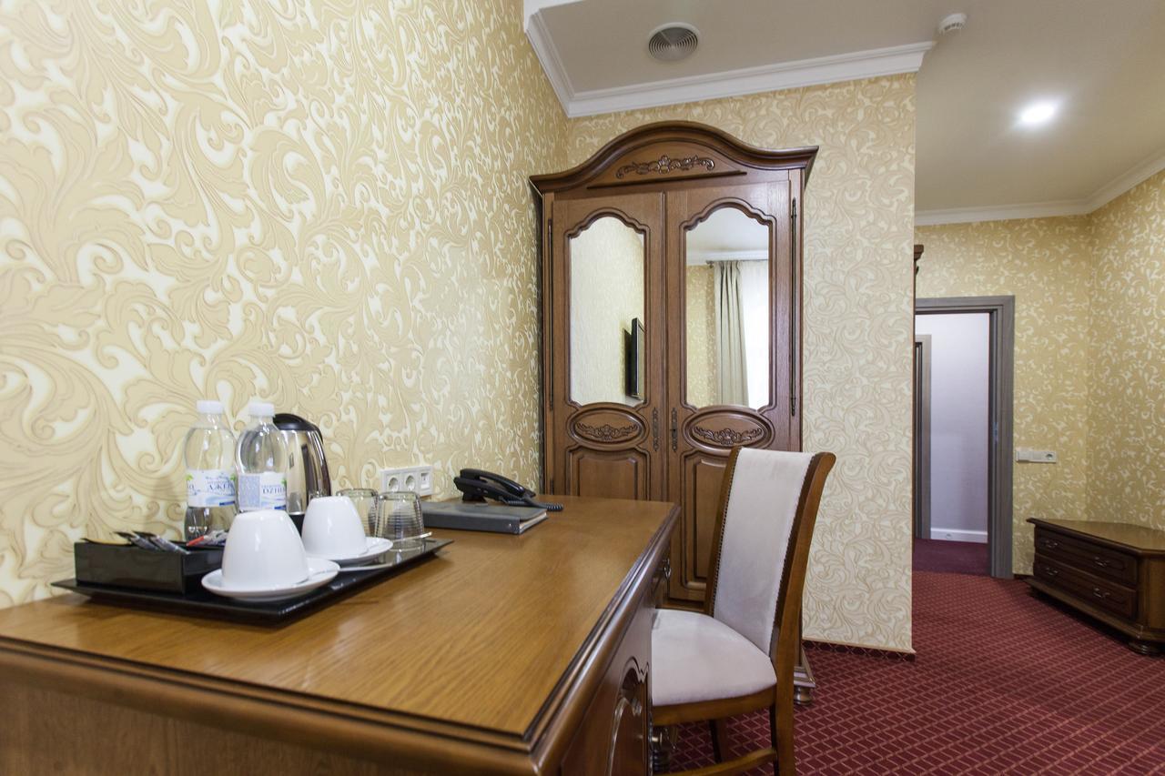 West Park Hotel Sofiivska Borshchahivka Exteriör bild