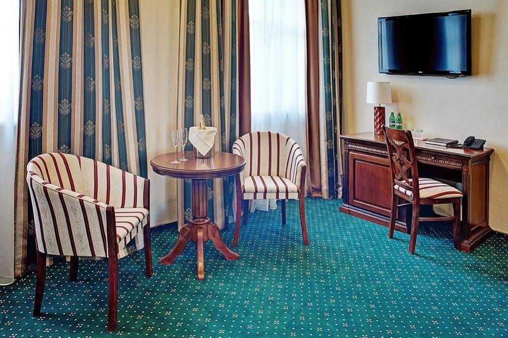 West Park Hotel Sofiivska Borshchahivka Exteriör bild