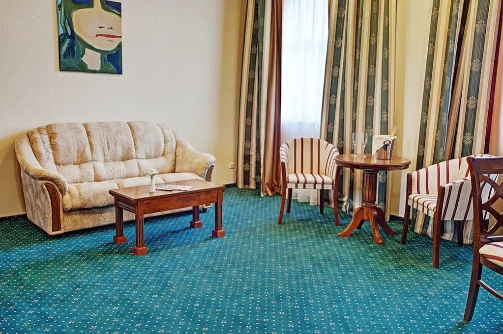 West Park Hotel Sofiivska Borshchahivka Exteriör bild