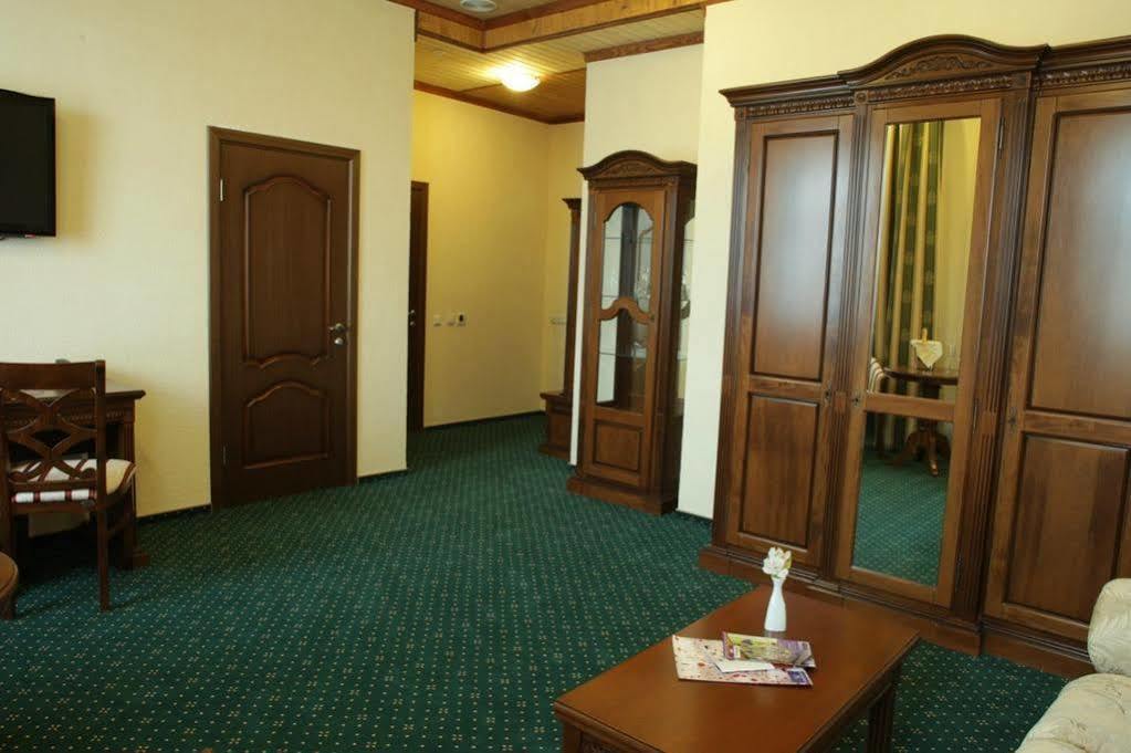 West Park Hotel Sofiivska Borshchahivka Exteriör bild