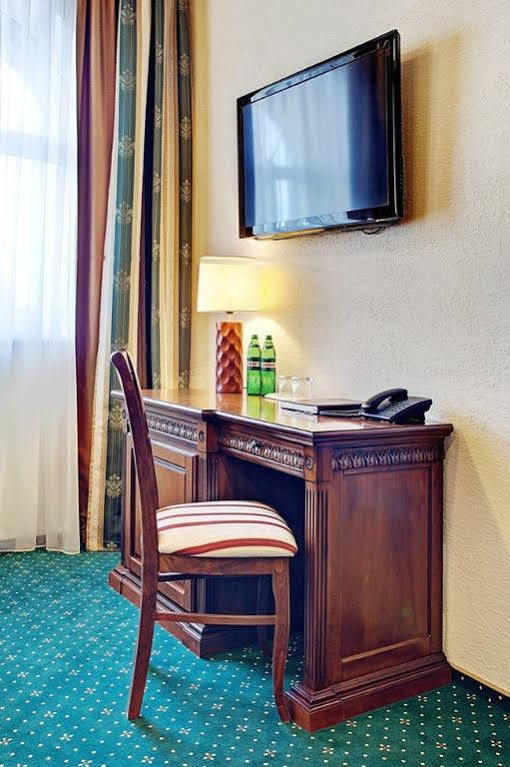 West Park Hotel Sofiivska Borshchahivka Exteriör bild