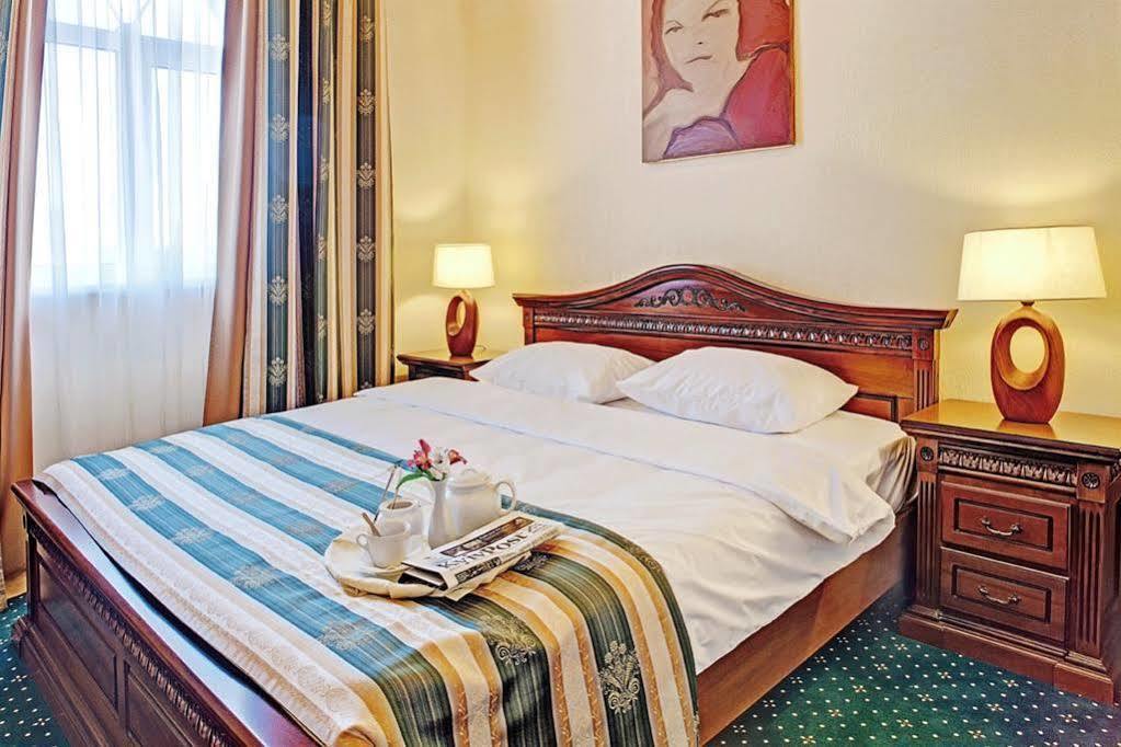 West Park Hotel Sofiivska Borshchahivka Exteriör bild